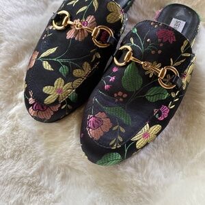 Steve Madden floral embroidered mule with gold buckle size 6